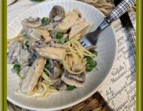 Spaghettis aux petits pois, poulet et crème de champignons