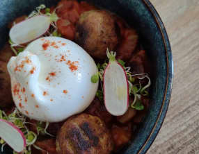Ratatouille froide, falafels et burratina
