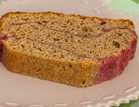 Gâteau au petit épeautre et coulis de framboises
