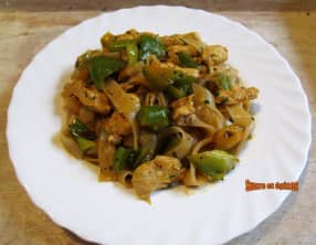 Nouilles thaïlandaises au poulet et au poivron