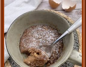 Mug cake au beurre de cacahuètes et chocolat