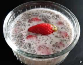 Pudding de chia, lait d'amandes et fraises