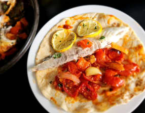 Daurade au four aux tomates cerises et poivron rouge