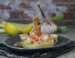 Petits poireaux et crevettes impériales à la poudre de jambon