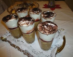 Cocktail de fruits, compote de fraises, Chantilly et boule de glace