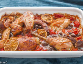 Poulet rôti aux tomates cerises, citron et olives