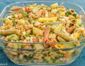 Salade de pâtes aux haricots blancs, courgettes et crevettes grises