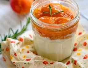 Verrine yaourt, abricot rôti et romarin