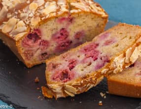 Cake aux framboises et à la liqueur de litchis