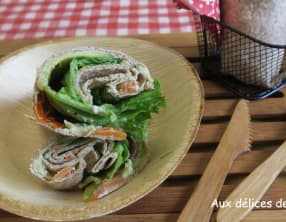 Wraps à la truite fumée, avocat, tomates séchées et salade