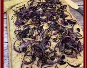 Focaccia aux oignons rouges