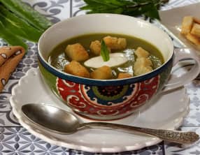 Velouté de cosses de petits pois à la menthe