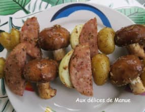 Brochettes de champignons, pommes de terre et saucisson à l'ail