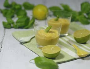 Gaspacho de maïs, basilic et citron vert