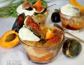 Crumble figue abricot, crème fouettée à la cannelle