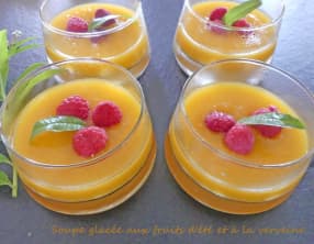 Soupe glacée aux fruits d'été et à la verveine