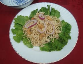 Salade de nouilles chinoises au crabe, maïs et germes de soja