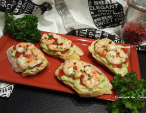 Bruschetta à la crème d’avocat et crevettes marinées
