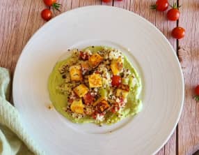 Taboulé de quinoa, halloumi et crème d’avocat