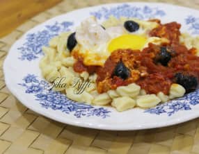 Farfels, pâtes fraîches maison à la sauce tomate fraîche, œufs coulants et olives noires