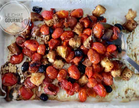 Tomates rôties aux croûtons et aux olives