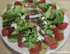 Salade au poulet, tomates, feta , cranberries et noix
