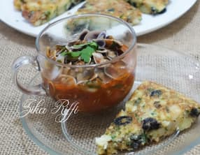 Tellines sauce tomate à l'ail et son omelette aux olives noires