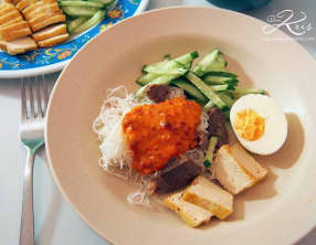 Nouilles de riz à la sauce tamarin cacahuètes