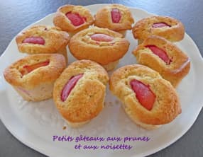 Petits gâteaux aux prunes et aux noisettes