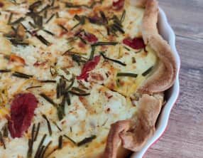 Quiche au thon, tomate, feta et citron