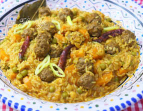 Riz algérien aux boulettes, carottes et petits pois au safran