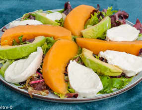 Salade de mesclun, melon, mozzarella et avocat