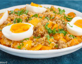 Salade de quinoa, poivrons, carottes et oeufs durs