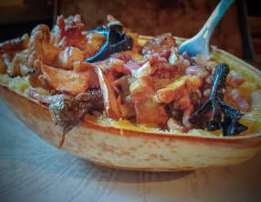 Courge spaghetti à la carbonara d'automne avec pancetta, champignons des bois et pecorino