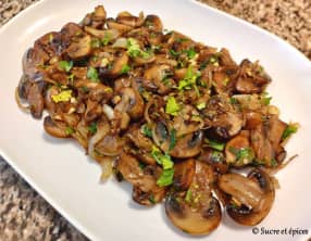 Champignons sautés à l'oignon et à l'ail