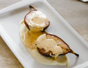 Poire rôtie, mascarpone au miel et sabayon au sarrasin grillé