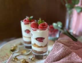 Verrine aux framboises parfumée à la rose