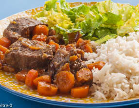 Bœuf mijoté aux fruits secs et aux carottes