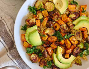 Salade de quinoa, choux de Bruxelles, et avocat