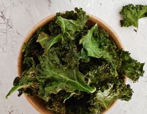 Chips de chou frisé au four