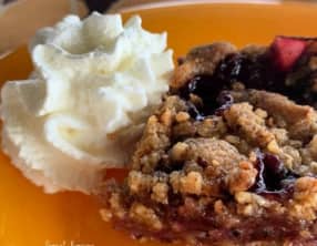 La tarte crumble aux fruits rouges et noix de pécan