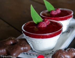 Panna cotta parfumées aux feuilles de figuier et coulis de framboises
