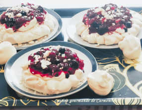 Pavlova individuelle aux fruits rouges