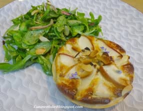 Mini-quiche poires Williams, Roquefort et amandes effilées, pâte brisée express