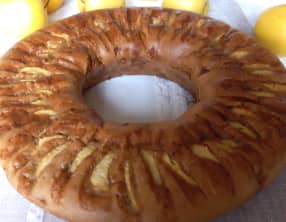Gâteau couronne aux pommes et au beurre de cacahuète