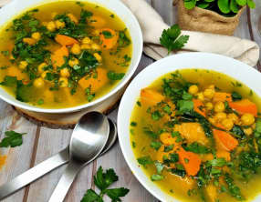 Soupe de potimarron, pois chiches et épinards