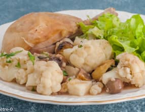 Poulet rôti automnal aux châtaignes, chou fleur, céleri et olives