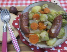 Potée de choux de Bruxelles aux pommes de terre et carotte à la saucisse fumée