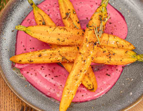 Carottes rôties à la crème de betterave