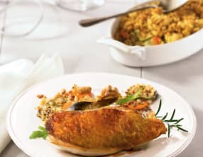 Suprême de pintade confit au miel et duo de carottes et courgettes en crumble